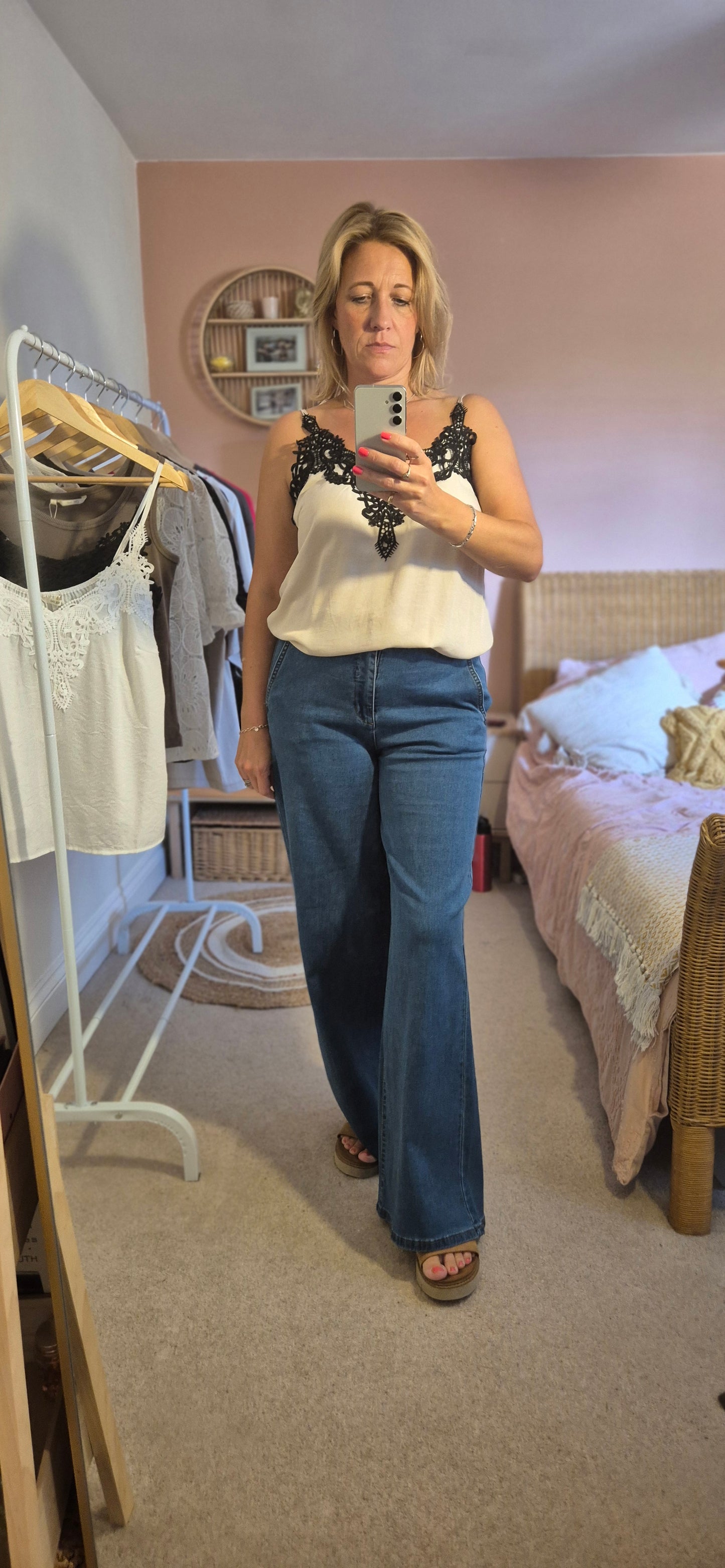 Anna Cami – Effortless Elegance with a Touch of Lace