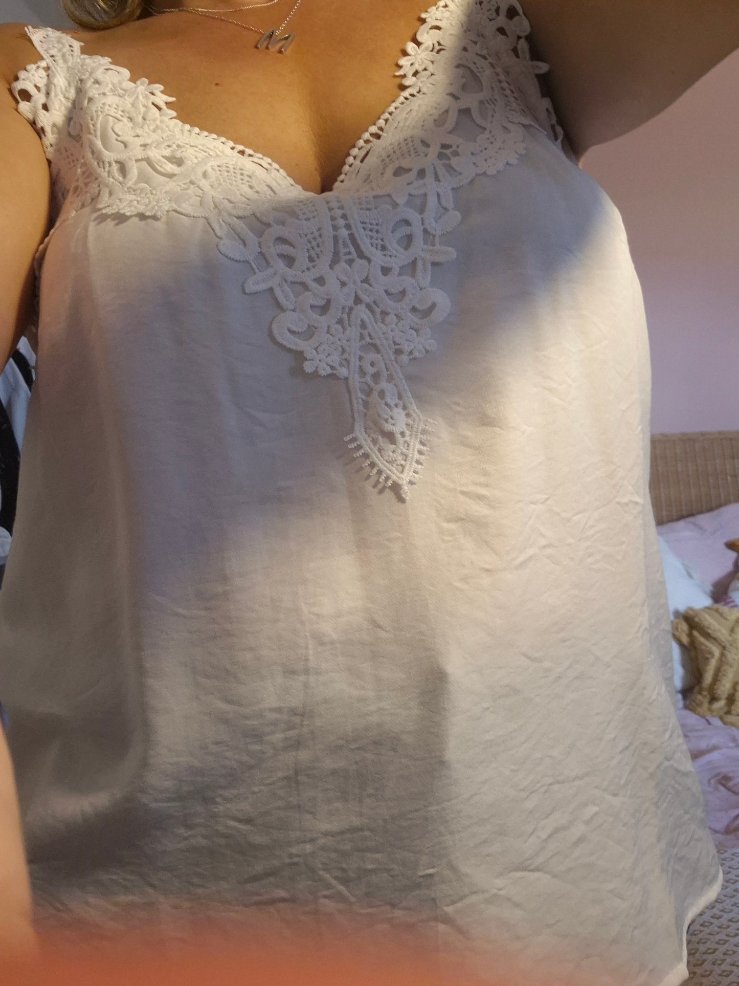 Anna Cami – Effortless Elegance with a Touch of Lace