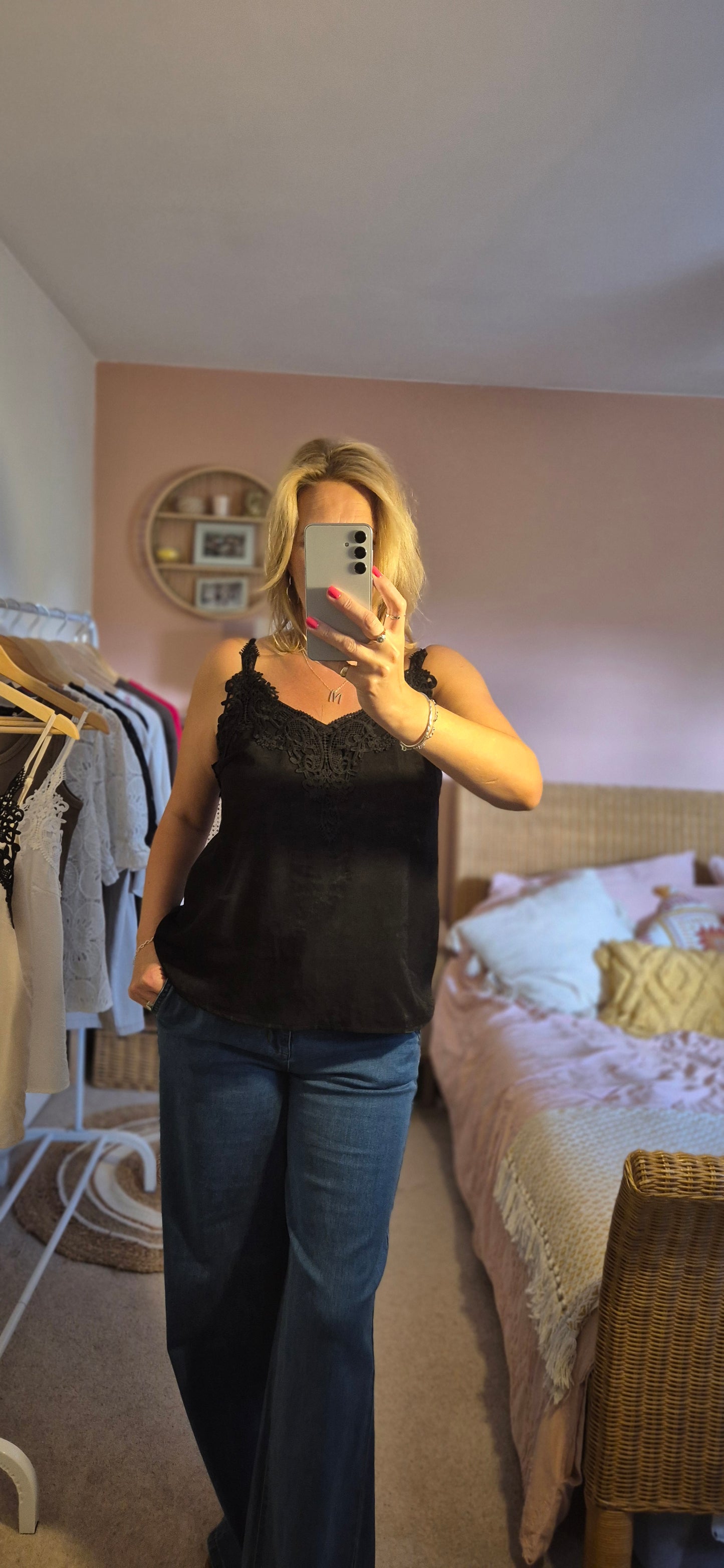 Anna Cami – Effortless Elegance with a Touch of Lace