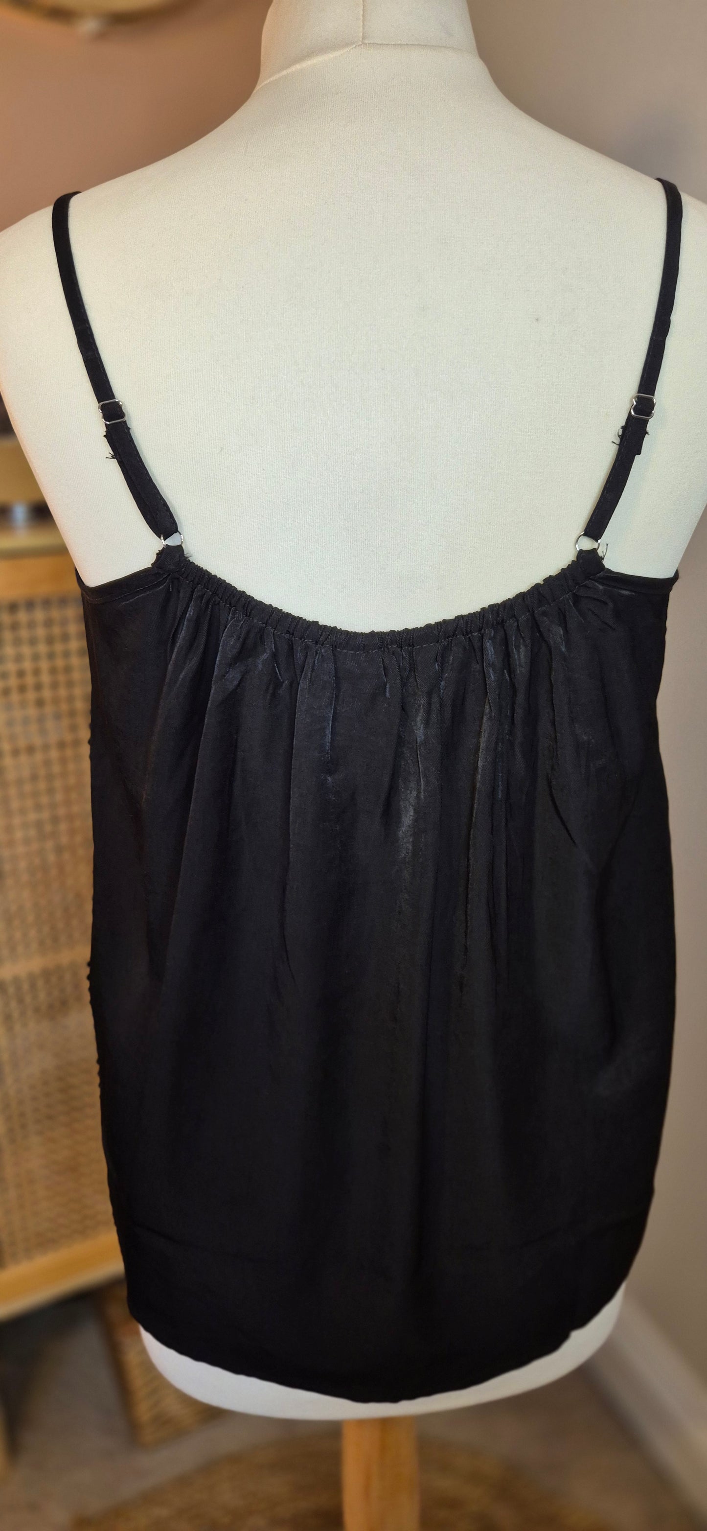 Anna Cami – Effortless Elegance with a Touch of Lace