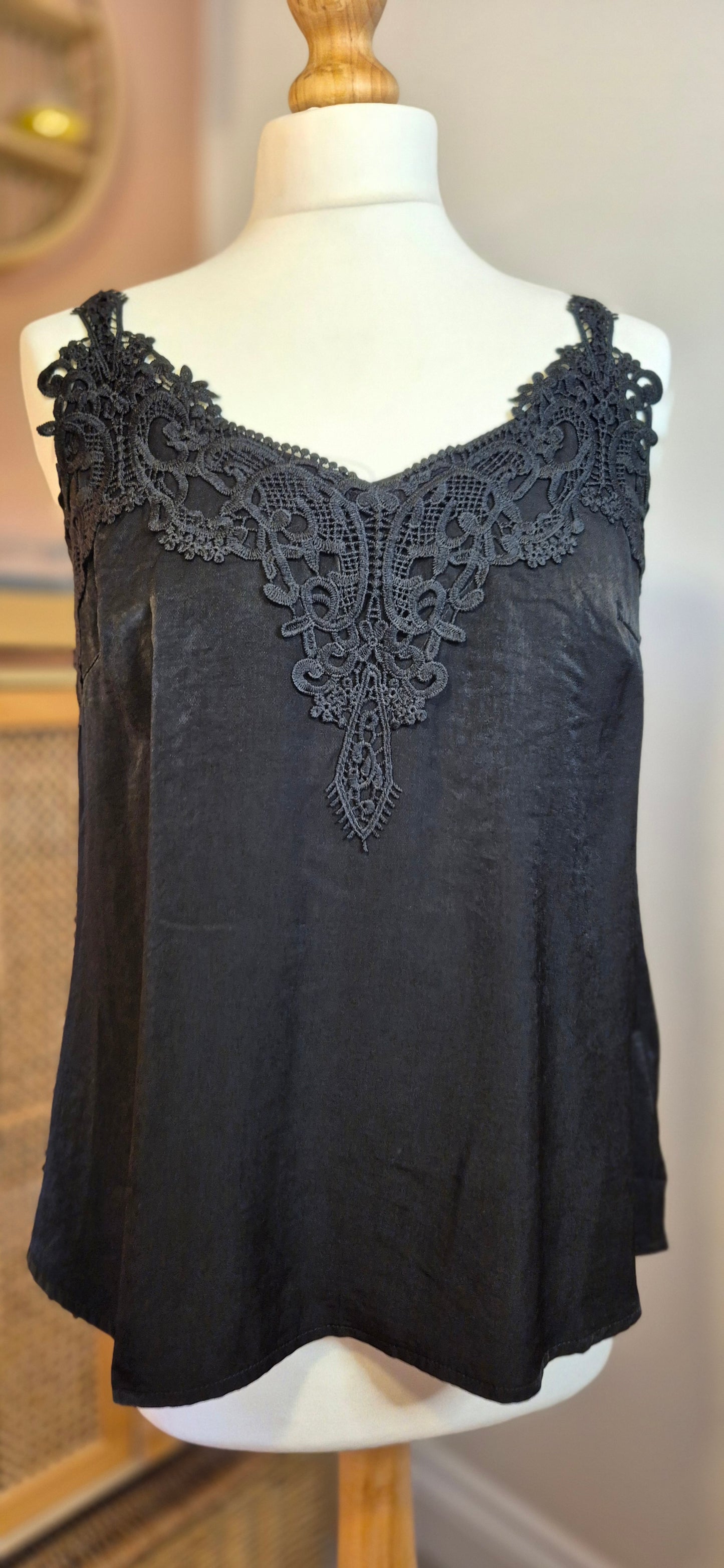 Anna Cami – Effortless Elegance with a Touch of Lace