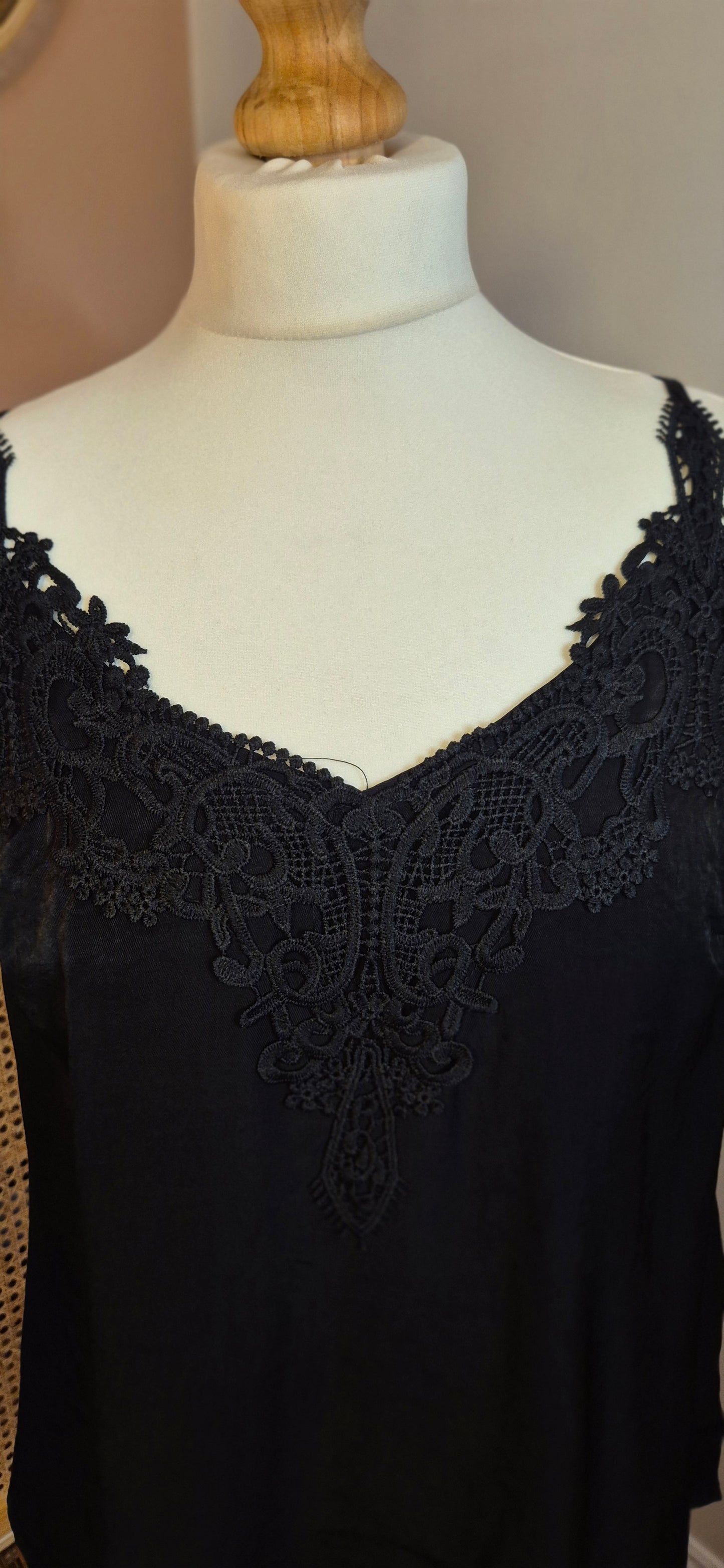 Anna Cami – Effortless Elegance with a Touch of Lace