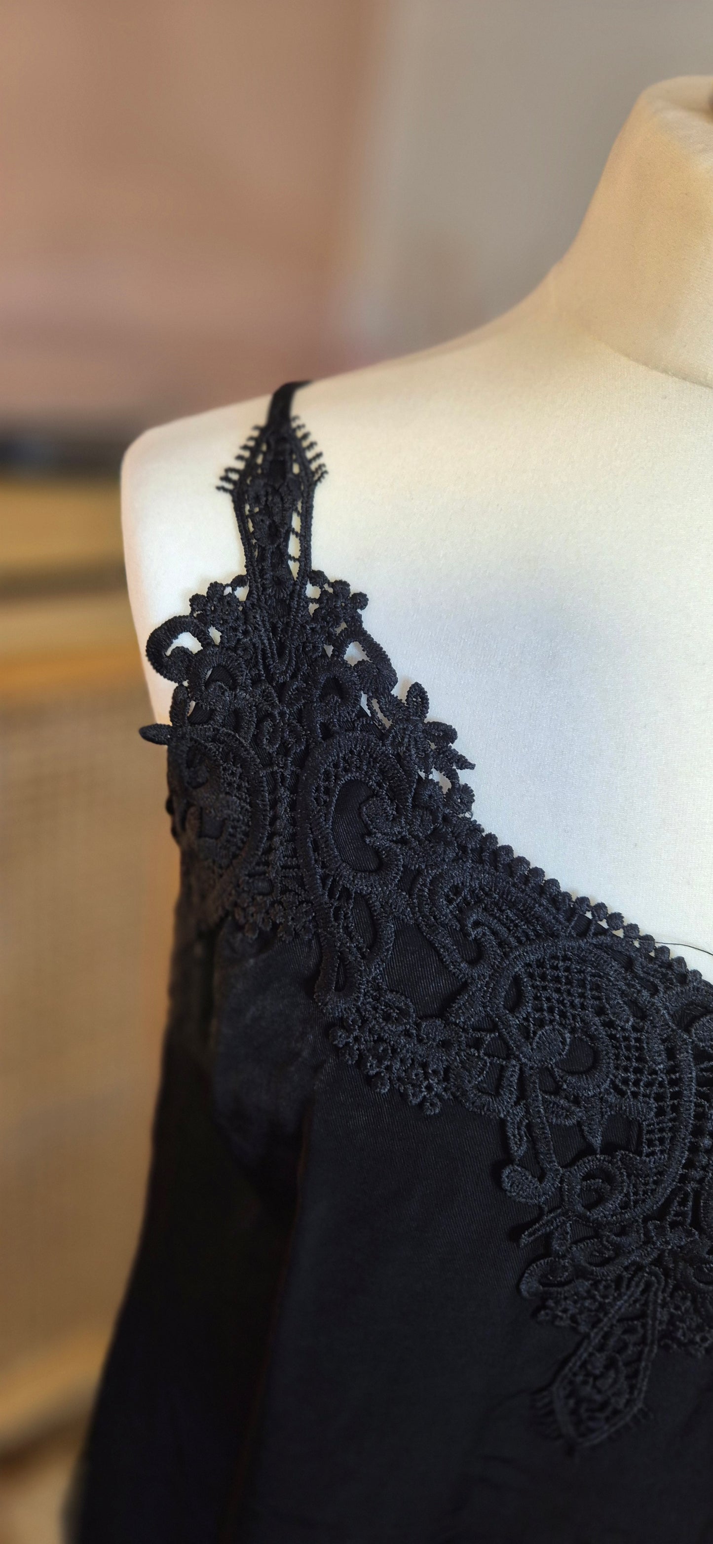 Anna Cami – Effortless Elegance with a Touch of Lace