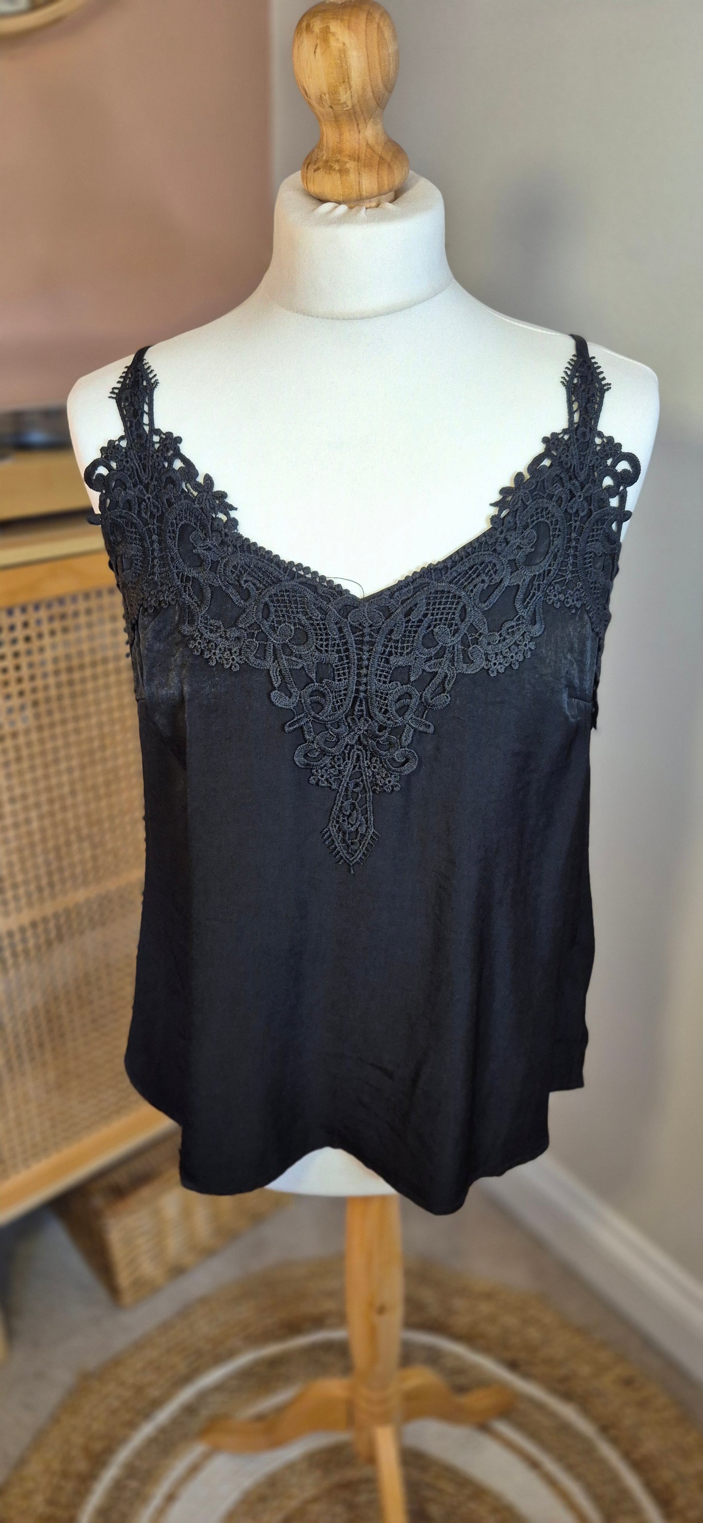 Anna Cami – Effortless Elegance with a Touch of Lace