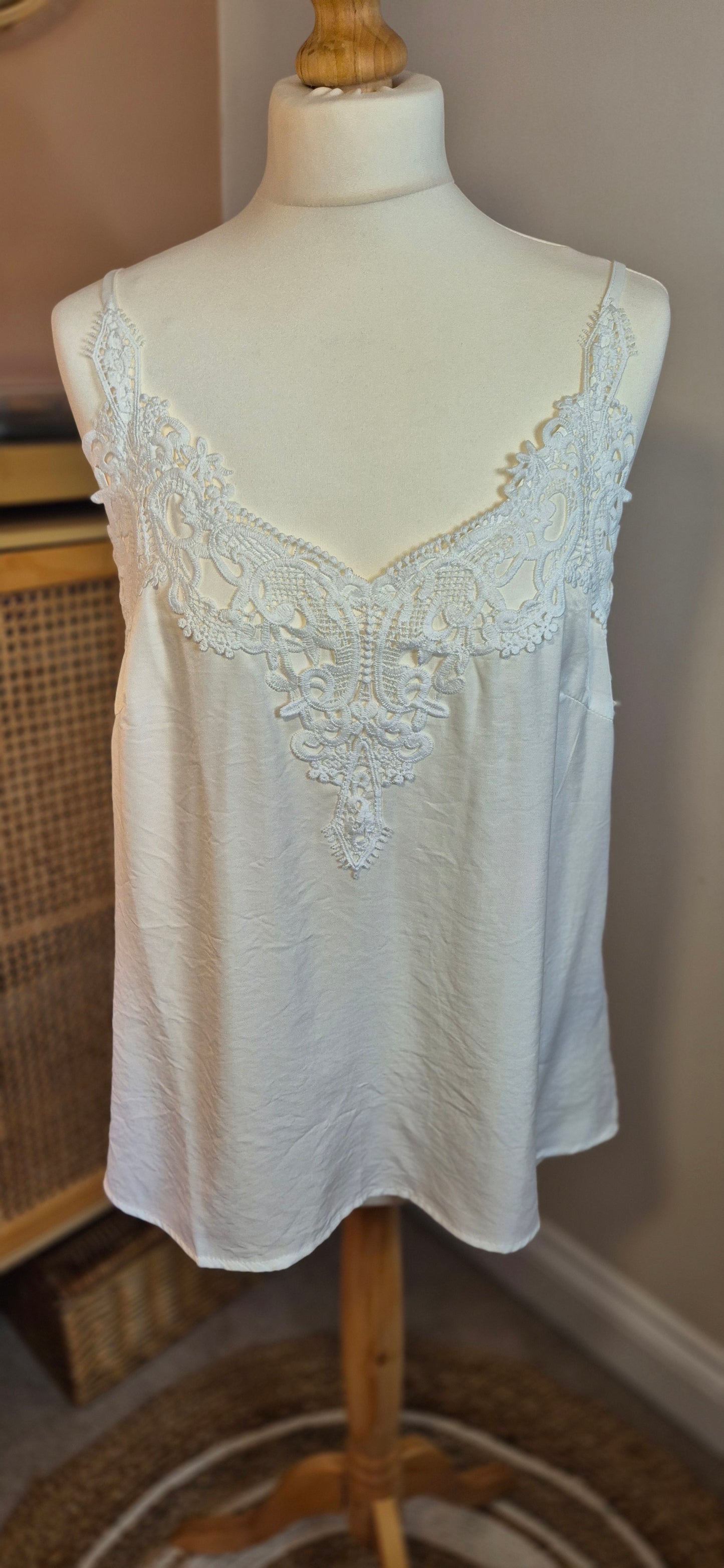 Anna Cami – Effortless Elegance with a Touch of Lace