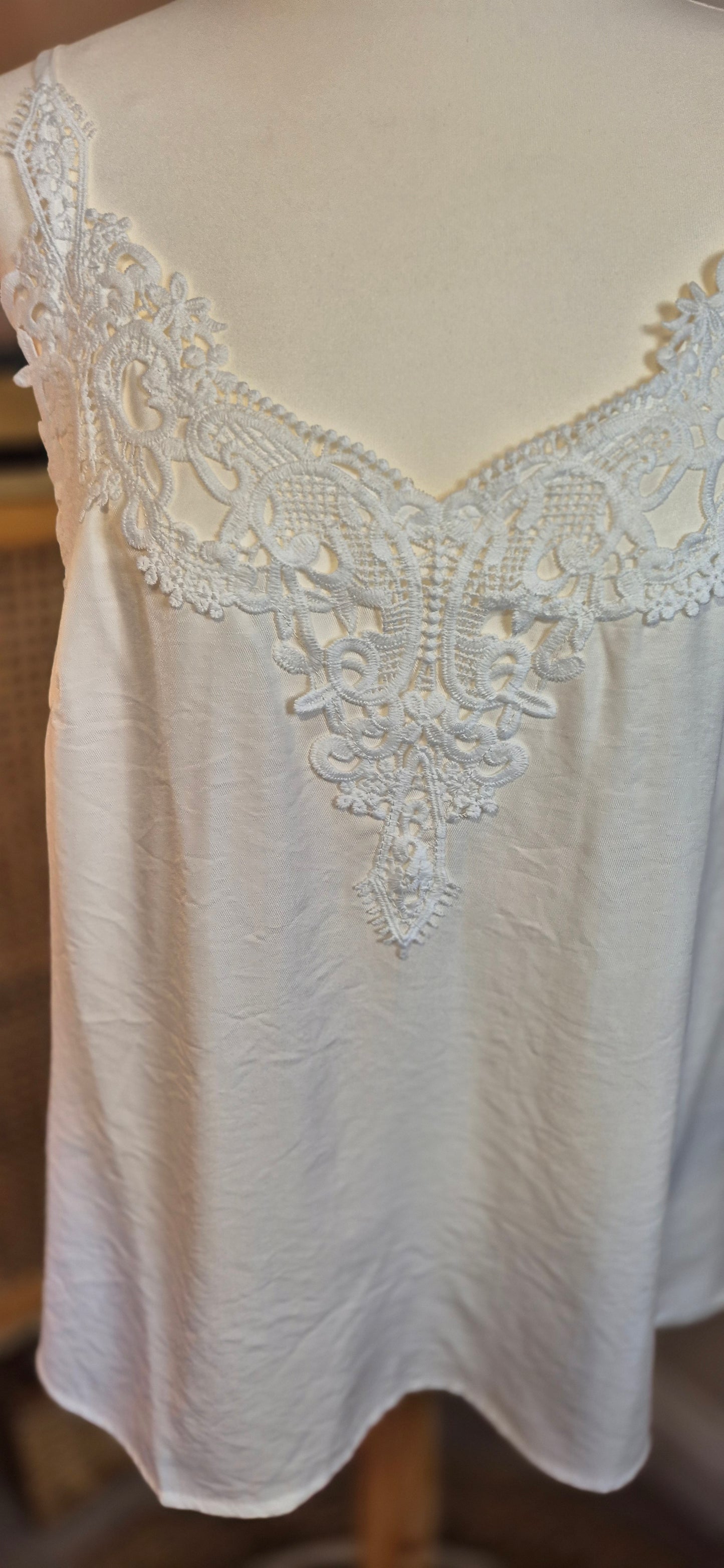 Anna Cami – Effortless Elegance with a Touch of Lace
