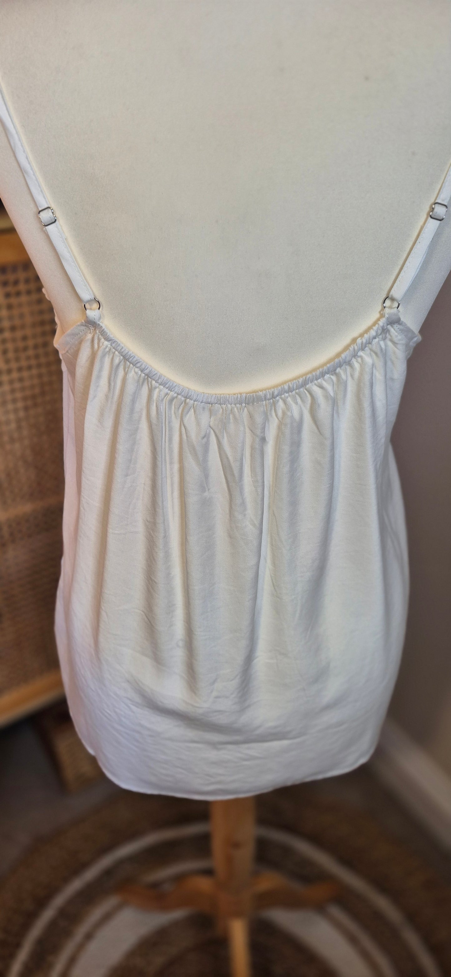 Anna Cami – Effortless Elegance with a Touch of Lace