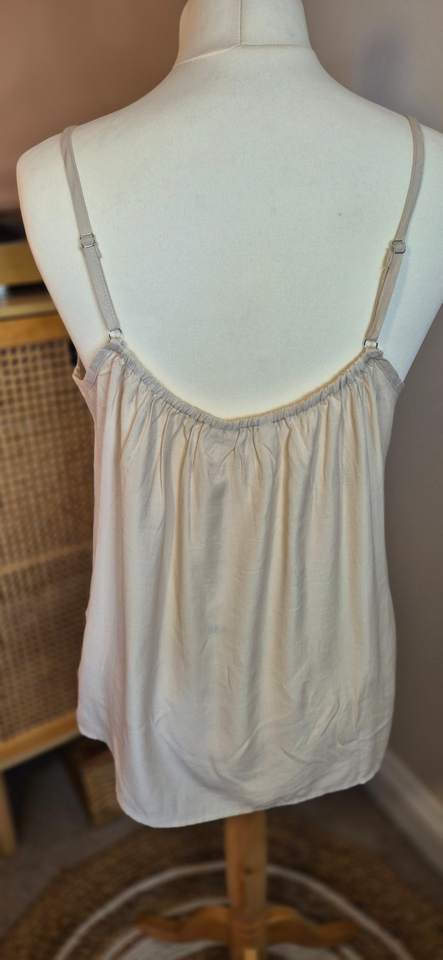 Anna Cami – Effortless Elegance with a Touch of Lace