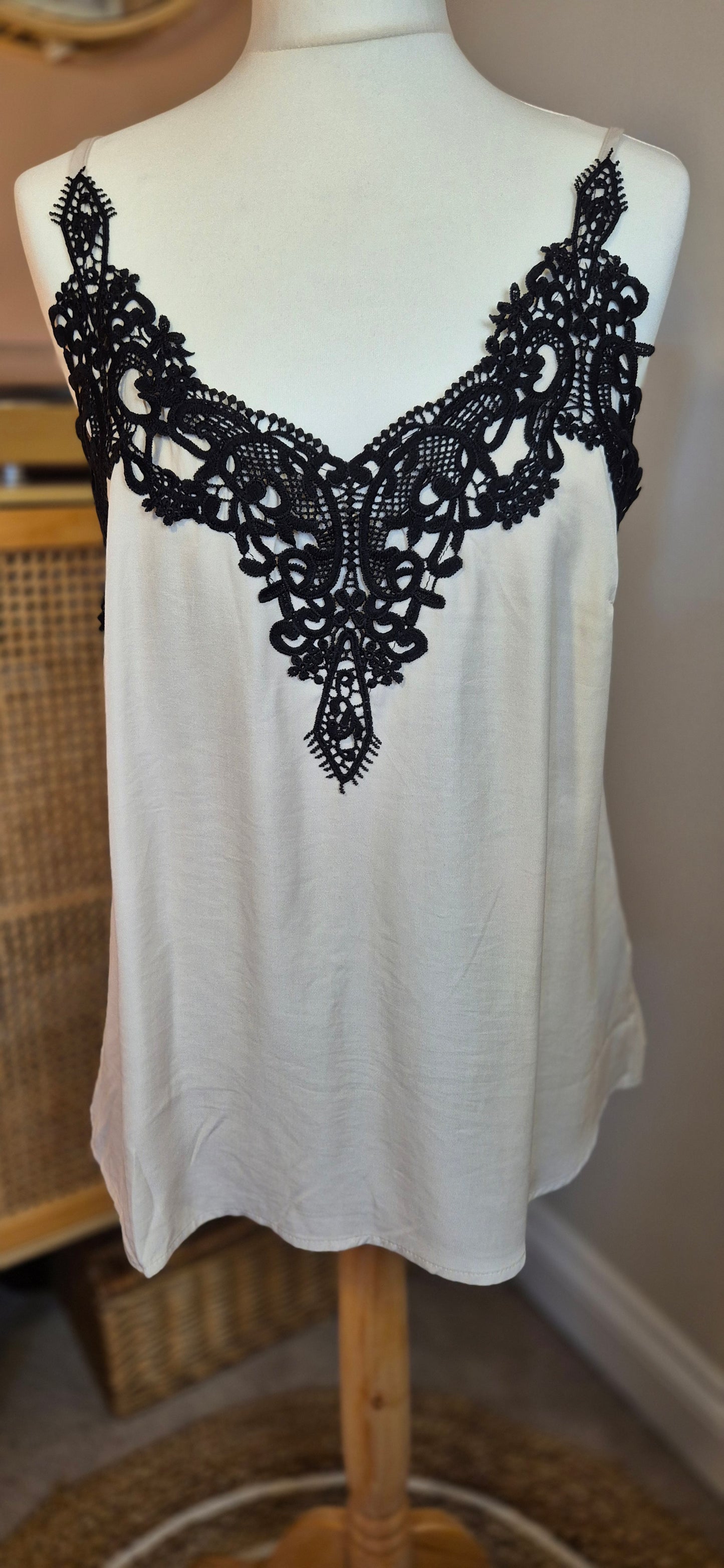Anna Cami – Effortless Elegance with a Touch of Lace