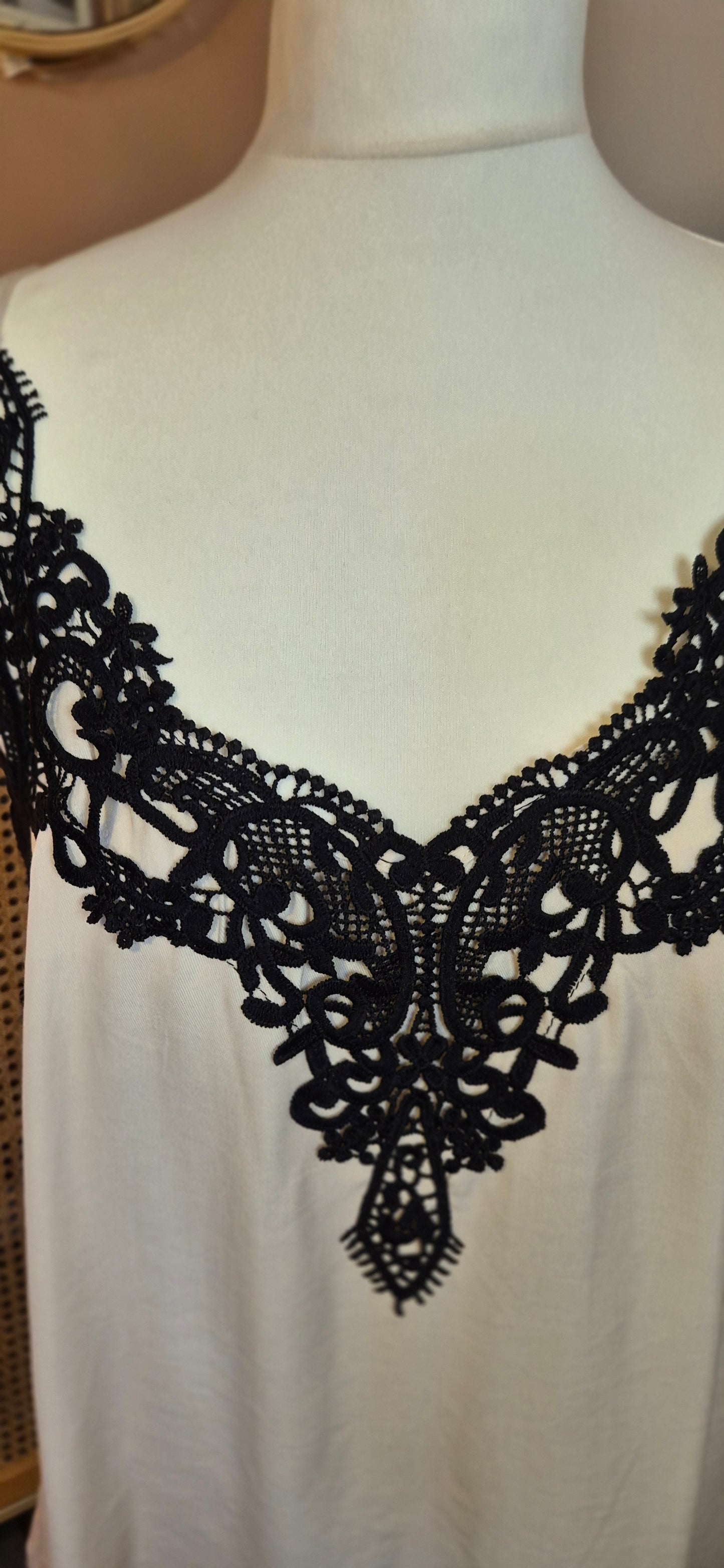 Anna Cami – Effortless Elegance with a Touch of Lace