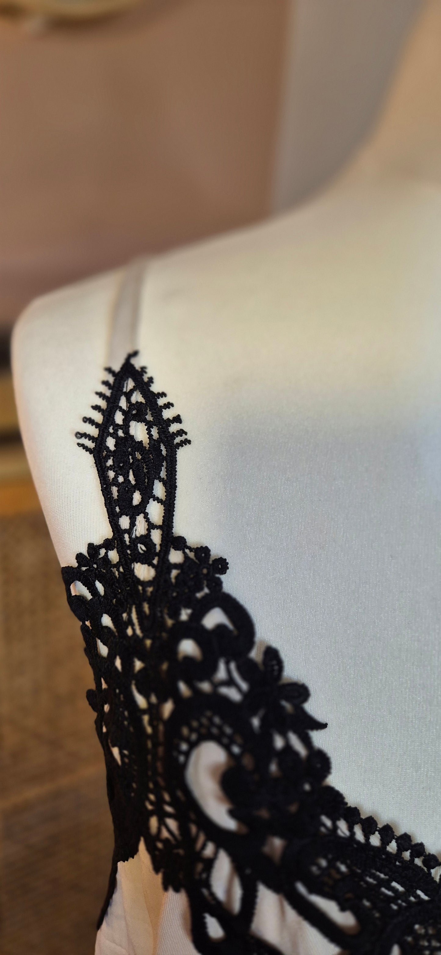 Anna Cami – Effortless Elegance with a Touch of Lace